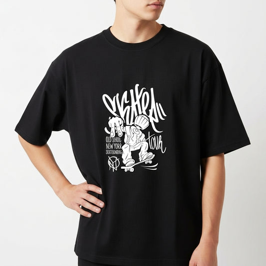 Camiseta com estampa frontal de personagem de skate, usando boné, com letras estilizadas e detalhes artísticos que complementam o design urbano.