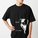 Camiseta com estampa frontal de um olhar de cachorro em close, com as palavras "apaga" e "eu te apago" dispostas ao redor da imagem impactante.