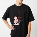 Camiseta com estampa frontal de personagem em posição dinâmica com texto em estilo japonês, e estampa traseira de quadrinhos com cenas e personagens em contraste.