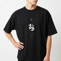 Camiseta com estampa frontal de dragão estilizado em posição sinuosa, acompanhado de caracteres orientais acima e pequenos detalhes textuais abaixo.