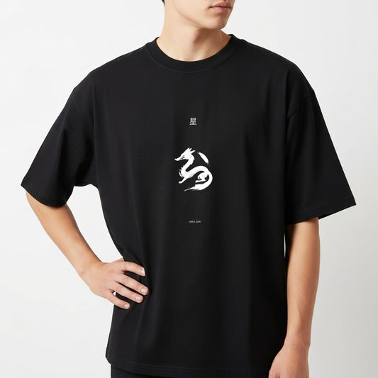 Camiseta com estampa frontal de dragão estilizado em posição sinuosa, acompanhado de caracteres orientais acima e pequenos detalhes textuais abaixo.