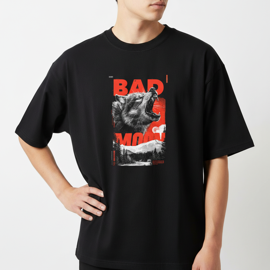 Camiseta com estampa frontal de um lobo uivante sobreposto a letras maiúsculas "BAD MOON", em contraste com uma paisagem de floresta ao fundo.