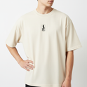Camiseta com estampa frontal de espada e trevo de quatro folhas e estampa traseira de espada com asas, trevo de quatro folhas e textura floral.