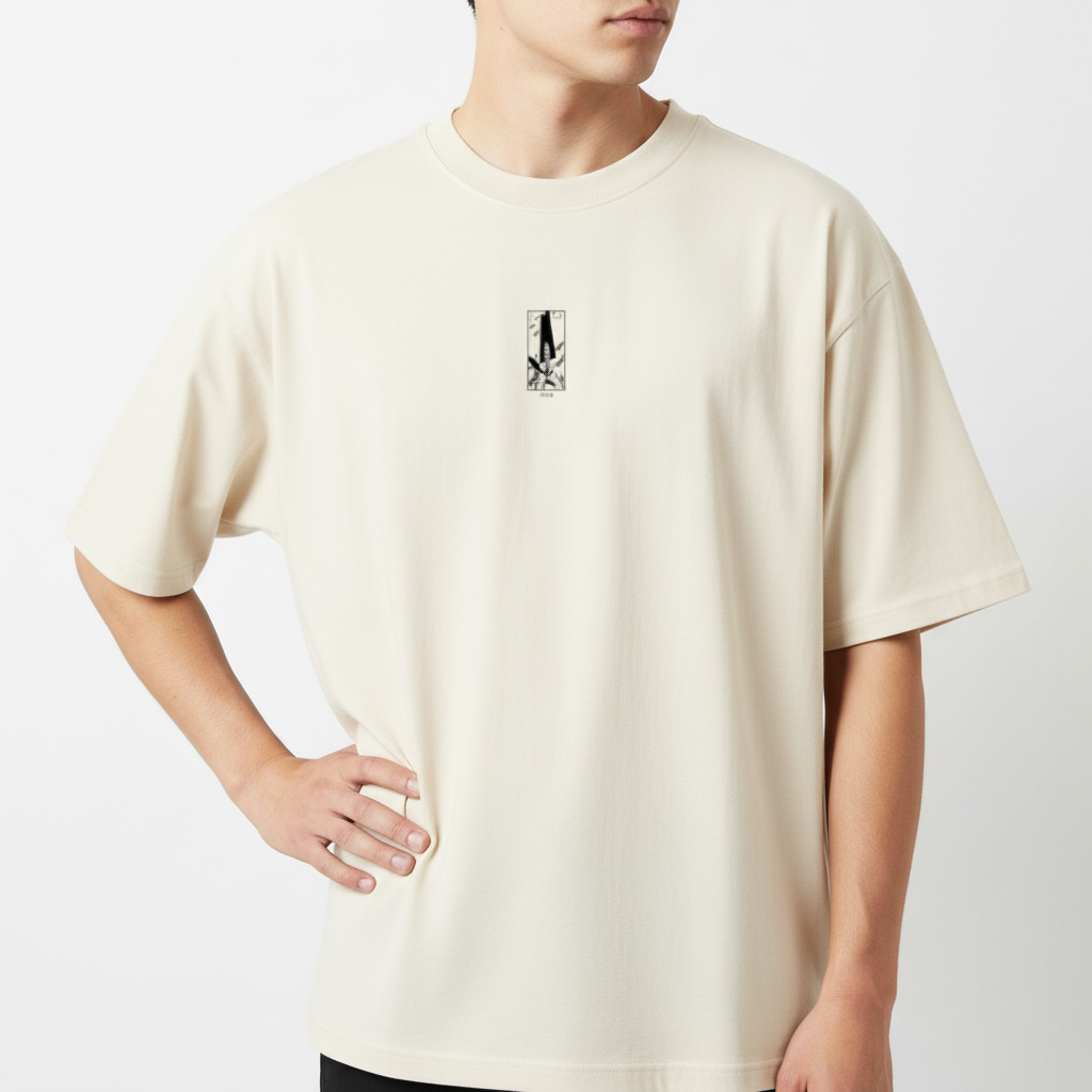 Camiseta com estampa frontal de espada e trevo de quatro folhas e estampa traseira de espada com asas, trevo de quatro folhas e textura floral.