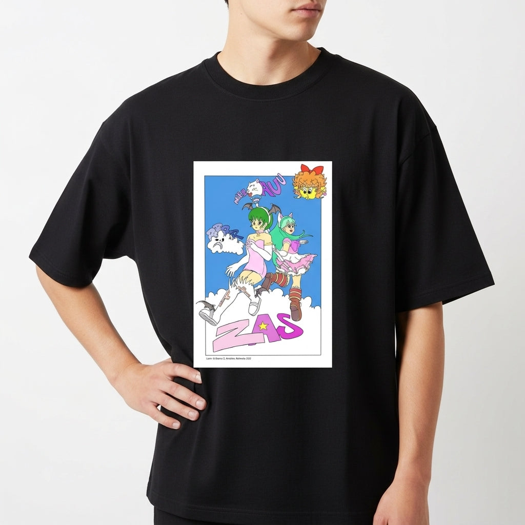 Camiseta com estampa frontal de personagens em um estilo animado, com duas figuras centrais sobre nuvens e textos coloridos ao redor.