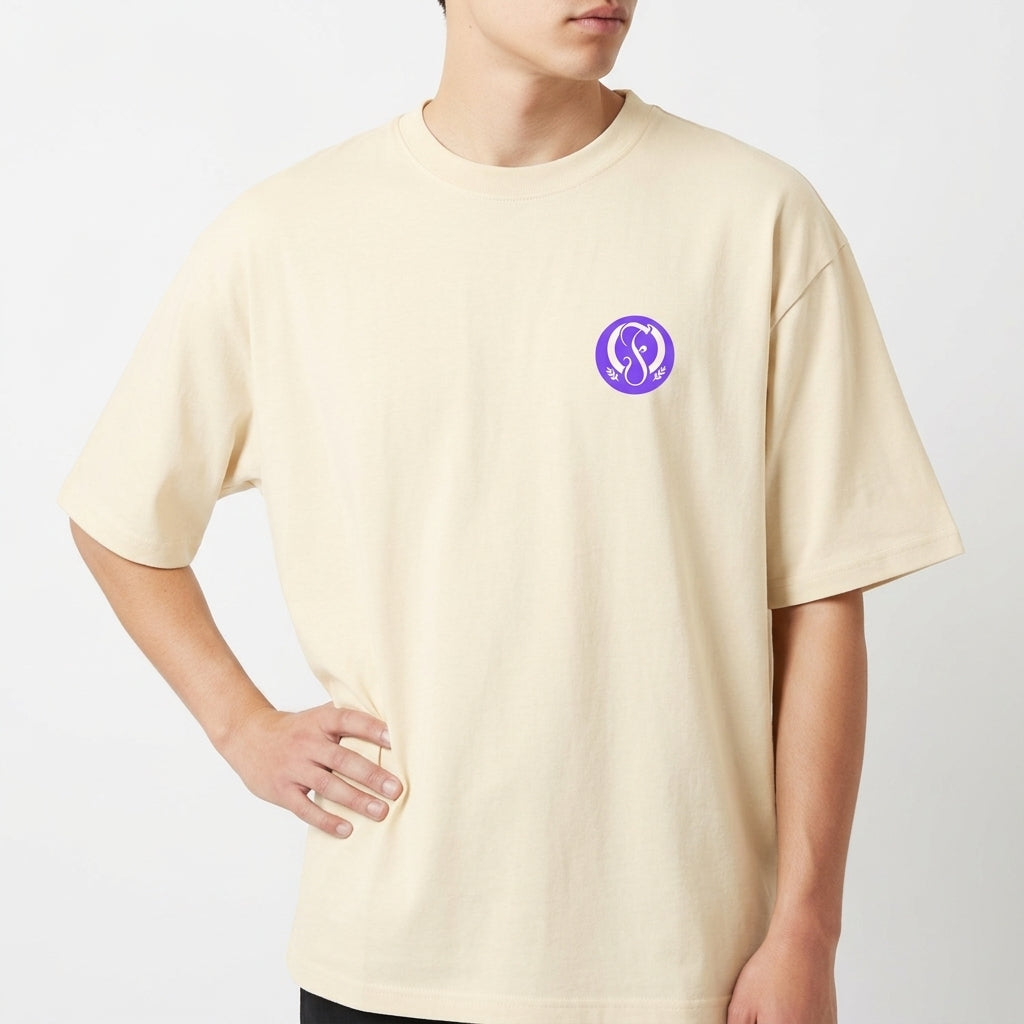Camiseta com estampa frontal de símbolo estilizado entre parênteses e estampa traseira de elementos fonoaudiológicos, como cérebro, orelha e logo central.