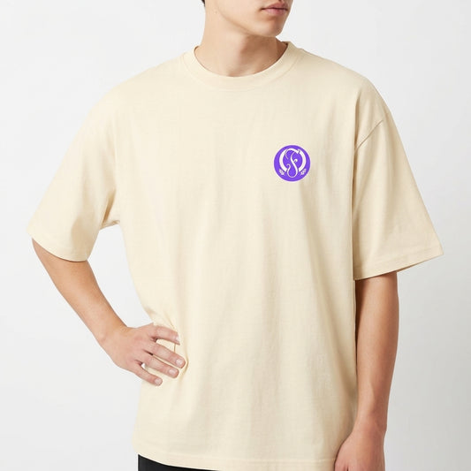 Camiseta com estampa frontal de símbolo estilizado entre parênteses e estampa traseira de elementos fonoaudiológicos, como cérebro, orelha e logo central.