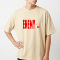 Camiseta com estampa frontal de "ENEMY LONDON 2025" em letras grandes e arrojadas.