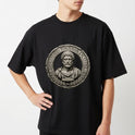 Camiseta com estampa frontal de um busto clássico em relevo de um filósofo romano, rodeado por uma inscrição em latim dentro de uma moldura circular detalhada.