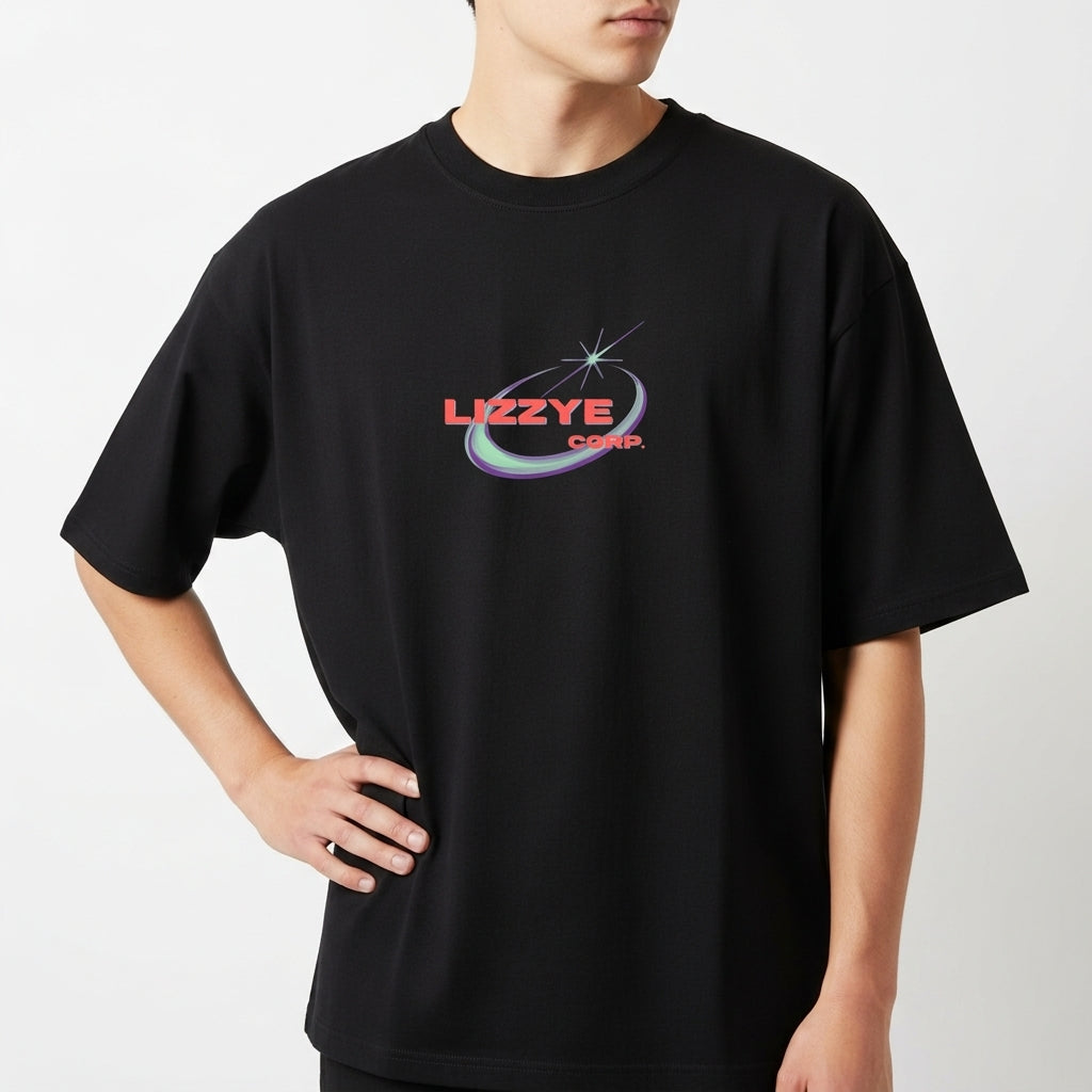 Camiseta com estampa frontal de texto "LIZZYÊ CORP." sobre saturno estilizado, e estampa traseira de átomo estilizado com círculo central destacado.