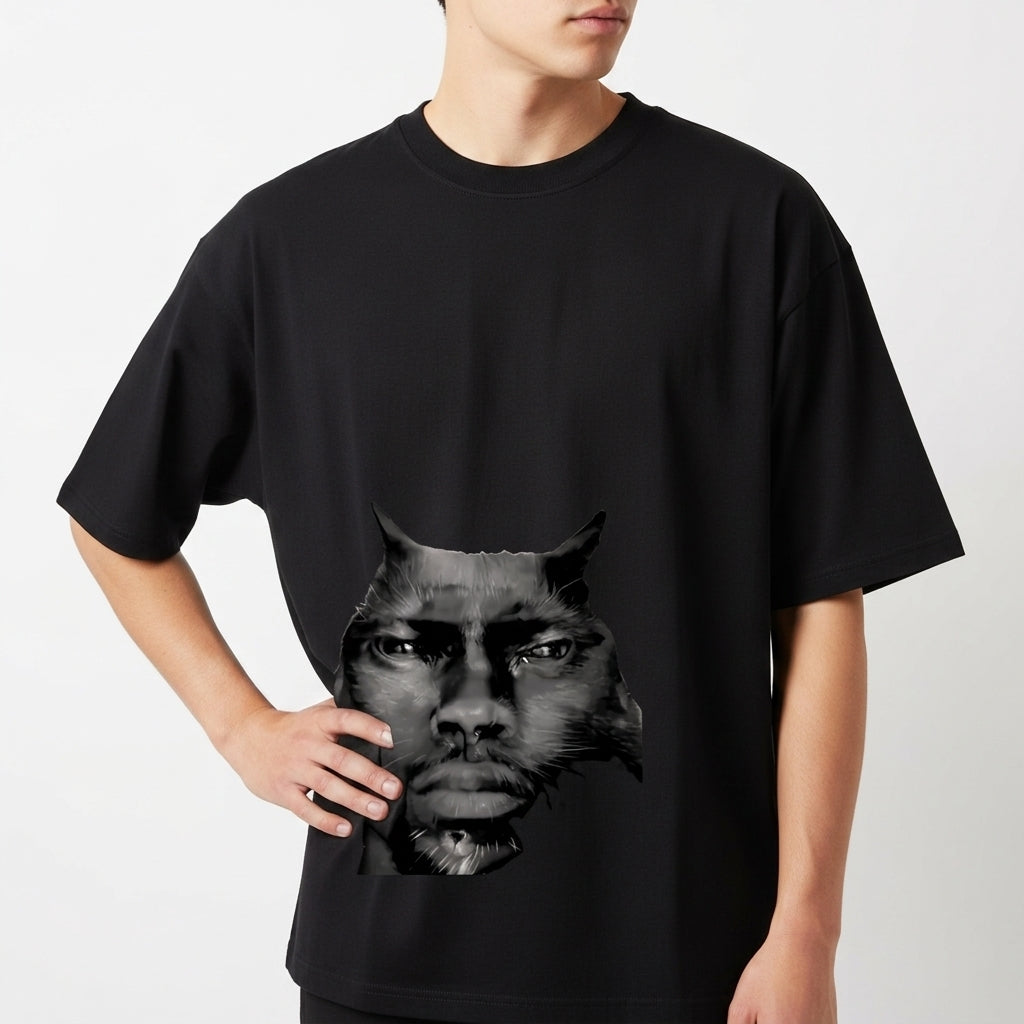 Camiseta com estampa frontal de uma fusão intrigante entre rosto humano e felino, destacando olhos penetrantes e orelhas pontudas em um contraste impactante.