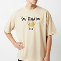 Camiseta com estampa frontal de frase "Sou Filha do Rei" acima de uma ilustração de coroa estilizada, adicionando um toque de majestade ao design.