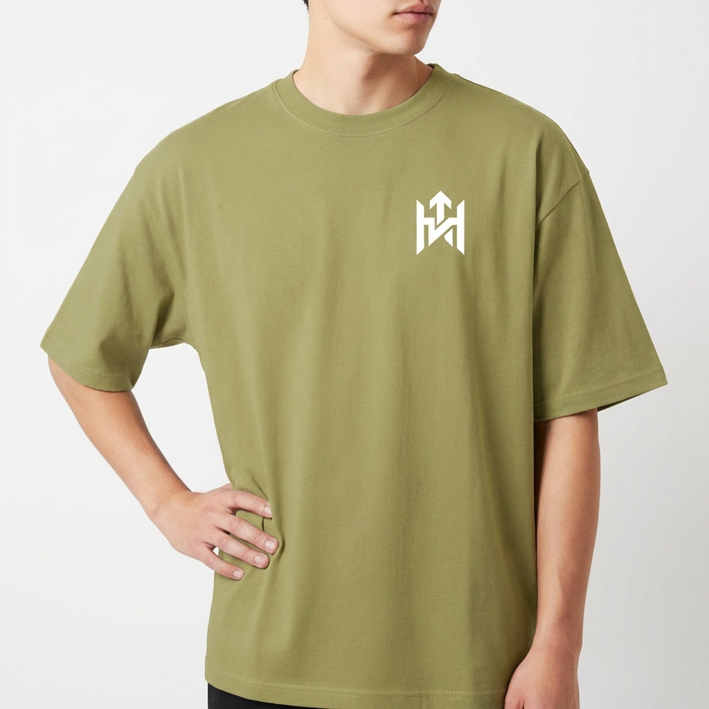 Camiseta com estampa frontal de símbolo geométrico estilizado e estampa traseira de sol sorridente rodeado por folhas e a frase "Elevate Your Frequency".