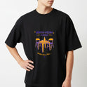 Camiseta com estampa frontal de mesa com garrafas e duas cadeiras, acompanhada das frases “Sexta-feira 9 horas" e "quem fez, fez...”.