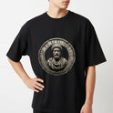 Camiseta com estampa frontal de um busto romano detalhado, cercado por uma moldura circular ornamentada e uma inscrição em latim no topo.