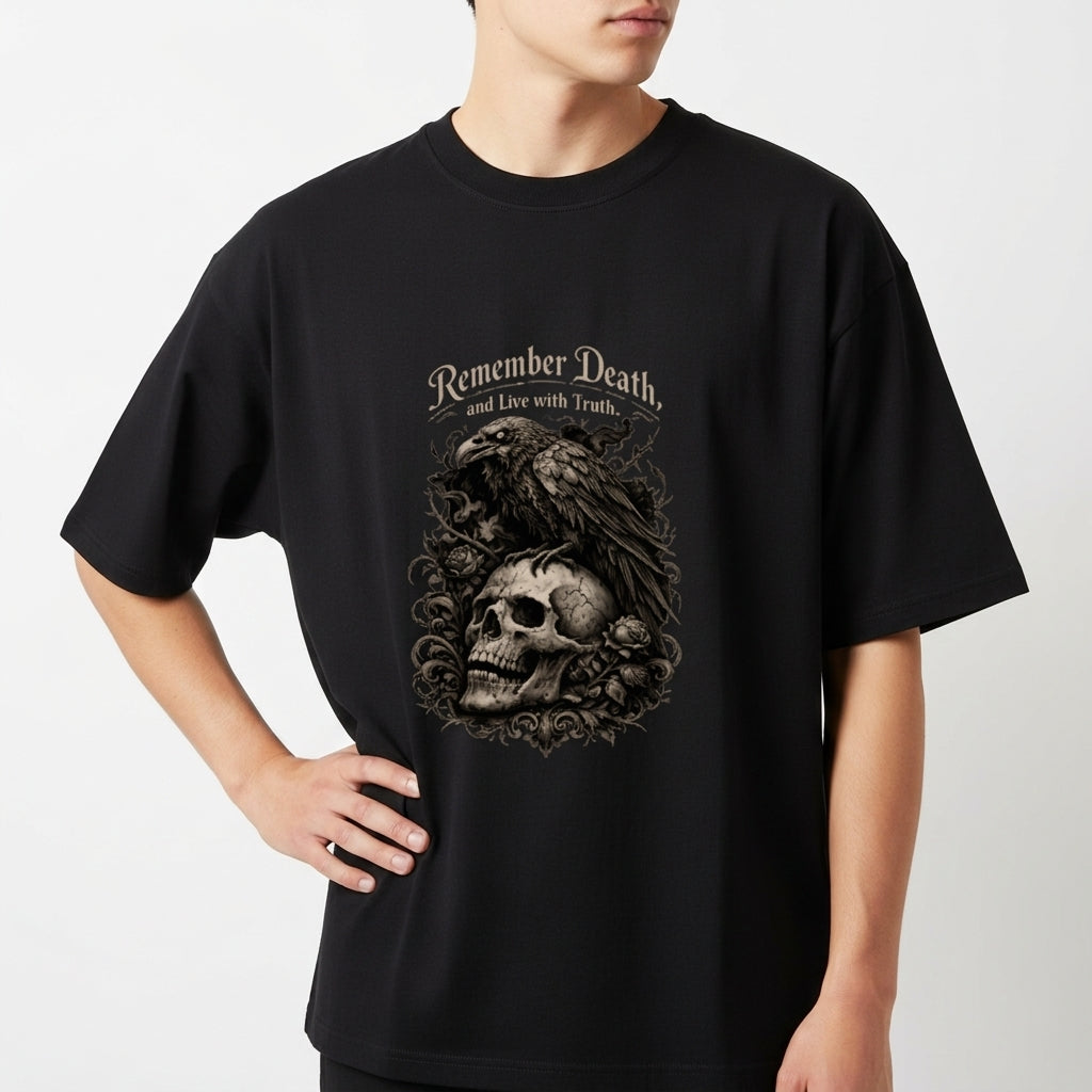 Camiseta com estampa frontal de caveira detalhada sobre flores com corvo pousado e texto estilizado na parte superior.