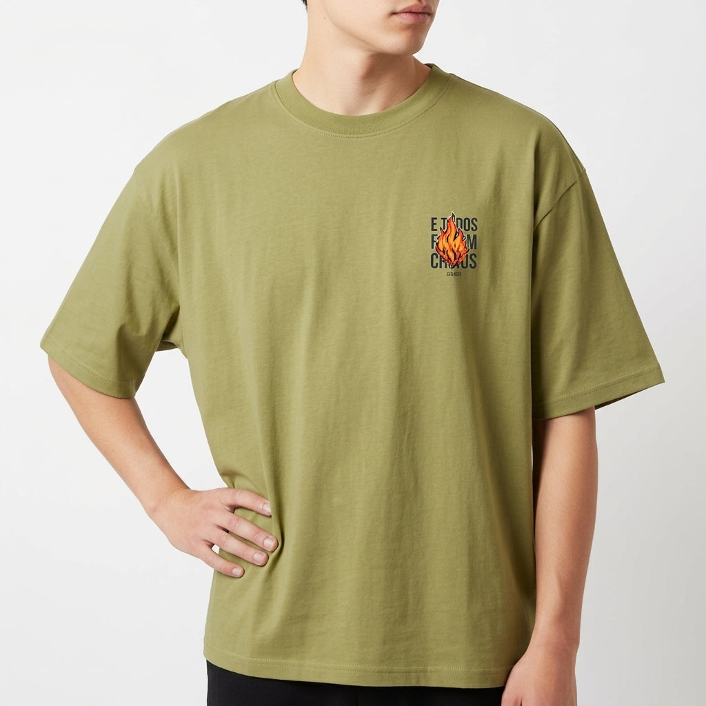 Camiseta com estampa frontal de um desenho de fogo cercado pelas palavras "eu dos fúria chaos" e estampa traseira com a palavra "vigia".