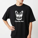 Camiseta com estampa frontal de um cão com óculos escuros acima da frase "Cool like that".