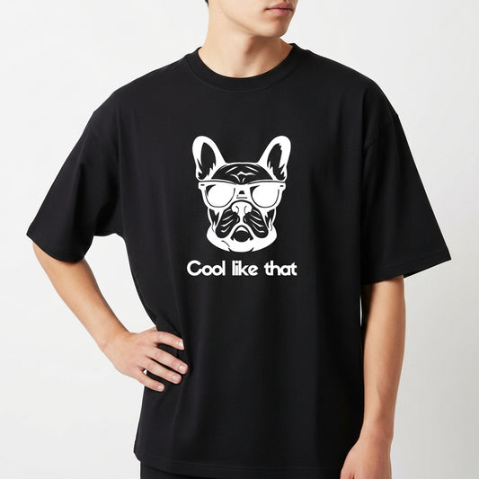 Camiseta com estampa frontal de um cão com óculos escuros acima da frase "Cool like that".