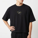 Camiseta com estampa frontal de cabeça de águia com asas abertas e texto e estampa traseira de águia inteira com asas abertas e detalhes textuais.