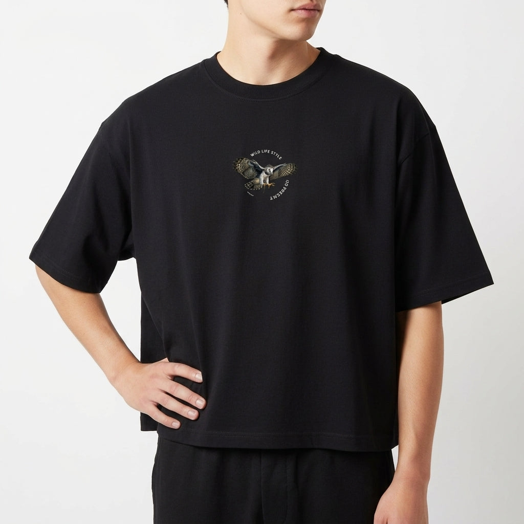 Camiseta com estampa frontal de cabeça de águia com asas abertas e texto e estampa traseira de águia inteira com asas abertas e detalhes textuais.