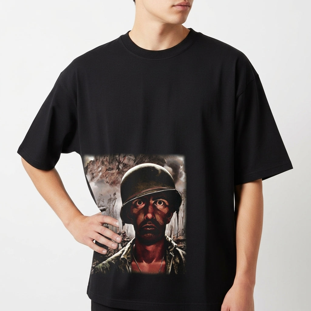 Camiseta com estampa frontal de soldado em cena de guerra envolvendo tanques e figura usando capacete militar, com expressão intensa sob céu dramático.