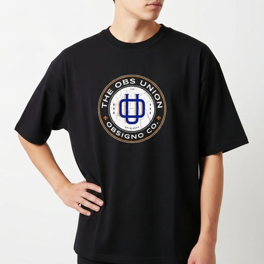 Camiseta com estampa frontal de círculo com texto "THE OBS UNION" e "OBSIGNO CO", em torno de um símbolo central estilizado geométrico.
