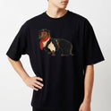 Camiseta com estampa frontal de um cachorro em trajes típicos, incluindo chapéu e lenço, conferindo uma aparência estilizada e única ao animal.
