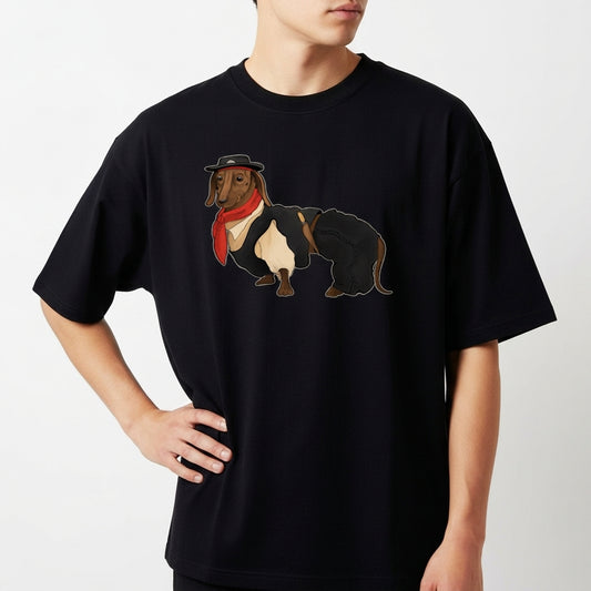 Camiseta com estampa frontal de um cachorro em trajes típicos, incluindo chapéu e lenço, conferindo uma aparência estilizada e única ao animal.