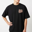 Camiseta com estampa frontal de "Fever Clothing Jesus Saves" em estilo caligráfico e estampa traseira maior com a mesma frase centralizada e destacada.