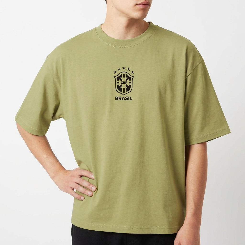 Camiseta com estampa frontal de escudo emblema com estrelas e a palavra "Brasil" e estampa traseira do número "10" em destaque.