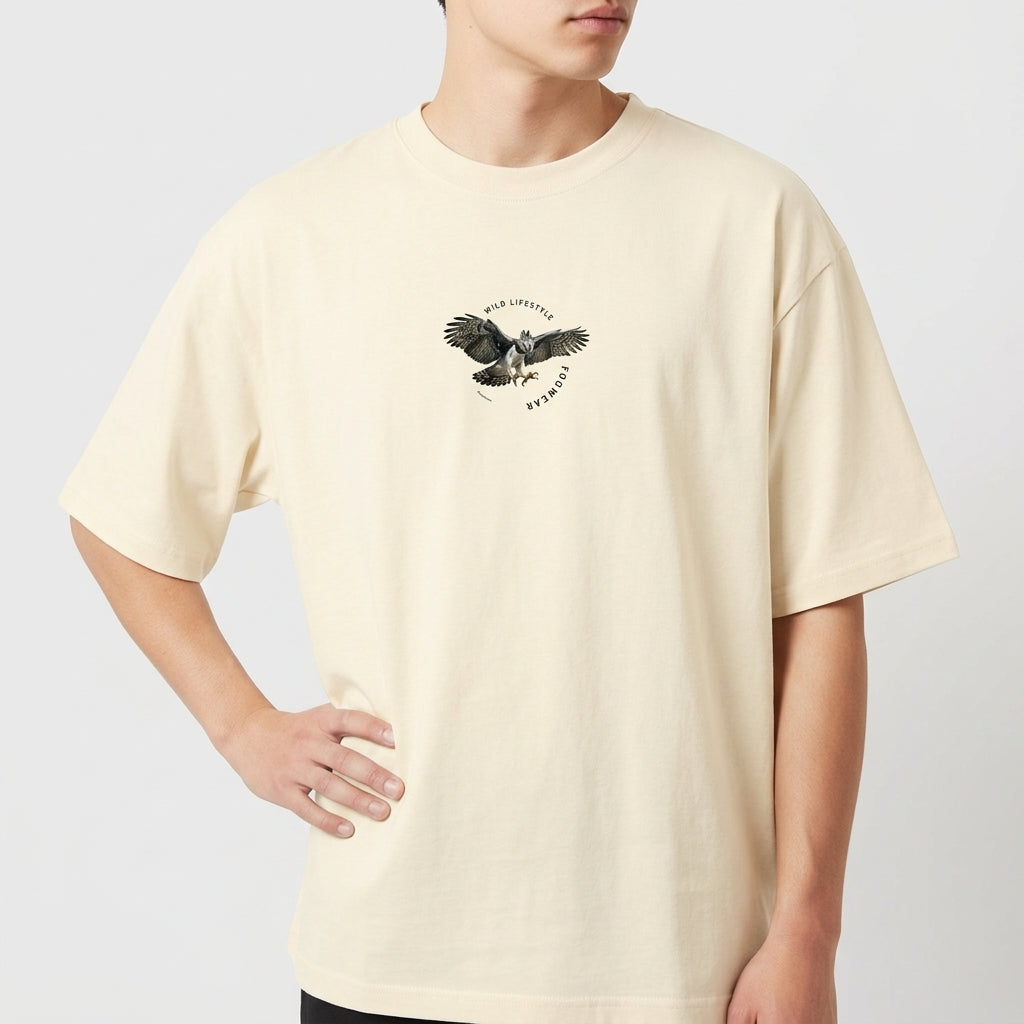 Camiseta com estampa frontal de águia detalhada, cercada por texto em círculo; e estampa traseira semelhante com águia maior, texto "Zoowear" e descrição adicional.