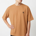 Camiseta com estampa frontal de logotipo estilizado e estampa traseira de guerreiro segurando machado, com frases em inglês e japonês, setas e logotipo.