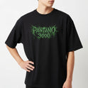 Camiseta com estampa frontal de "PANTANO 3000" em estilo gótico com elementos pontiagudos, formando uma aparência selvagem e intensa.