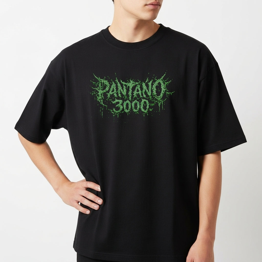 Camiseta com estampa frontal de "PANTANO 3000" em estilo gótico com elementos pontiagudos, formando uma aparência selvagem e intensa.