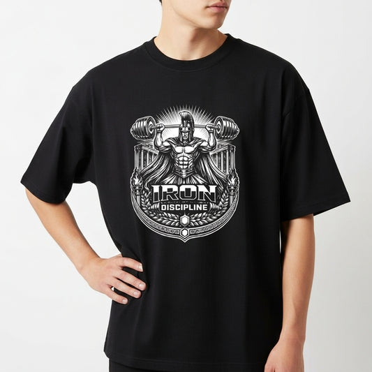 Camiseta com estampa frontal de figura mitológica levantando halteres grandes, rodeada por padrões ornamentais e texto "Iron Discipline" em destaque.