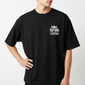 Camiseta com estampa frontal de texto estilizado "NÃO TEMAS, POIS EU ESTOU CONTIGO" e estampa traseira de mesma frase em destaque no centro.