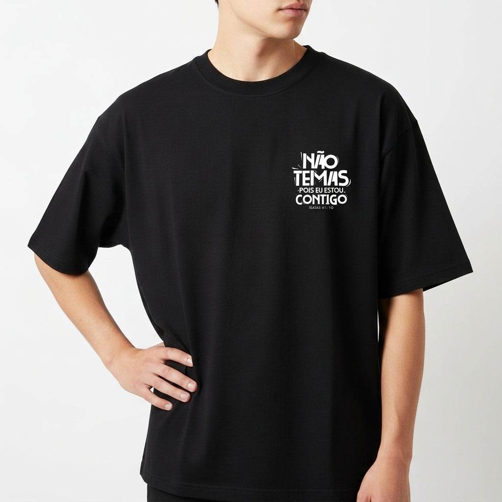 Camiseta com estampa frontal de texto estilizado "NÃO TEMAS, POIS EU ESTOU CONTIGO" e estampa traseira de mesma frase em destaque no centro.