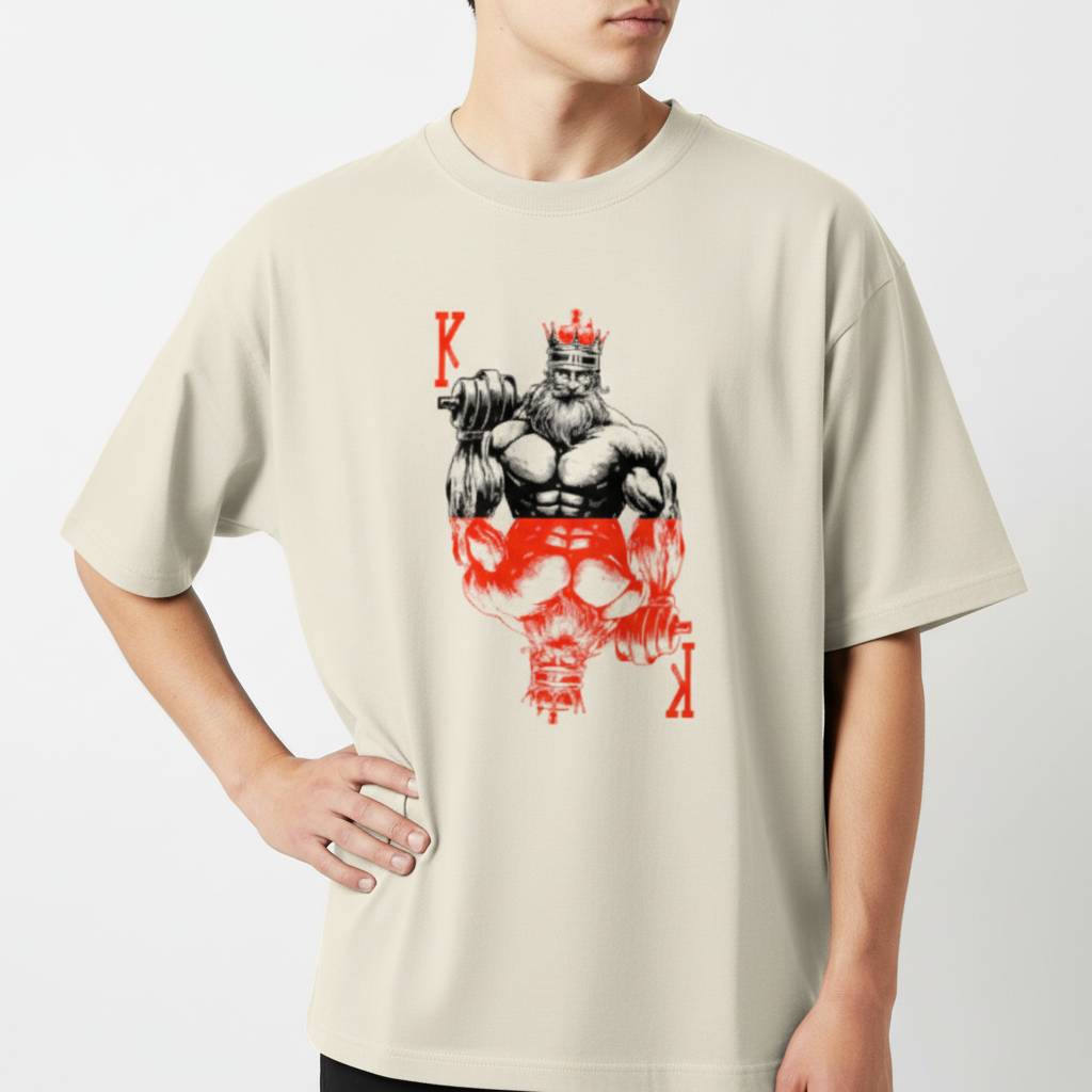 Camiseta com estampa frontal de um rei musculoso segurando um haltere, adornado com uma coroa e cercado por letras K estilizadas verticalmente.