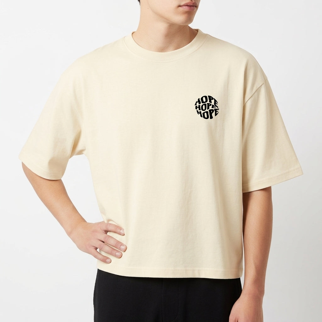 Camiseta com estampa frontal de "HOPE" em letras estilizadas e estampa traseira de ilustração vibrante: soldado com bandeira em cena de batalha épica.
