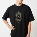 Camiseta com estampa frontal de um cão Rottweiler vestido com boina e gravata dentro de uma moldura decorativa, com textos ao redor destacando o tema.