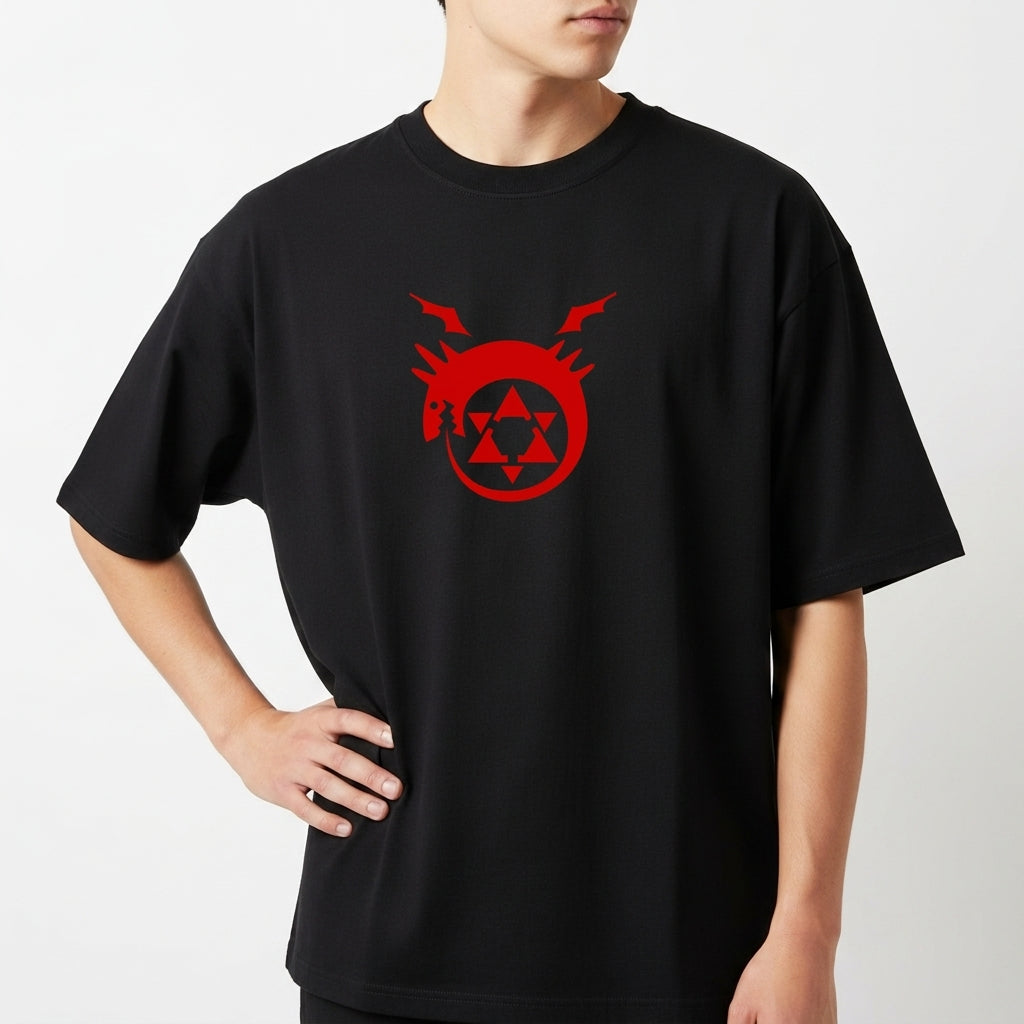 Camiseta com estampa frontal de círculo com dragão e símbolo geométrico, e estampa traseira de nove personagens em preto e branco com detalhes vermelhos.
