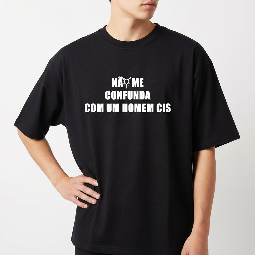 Camiseta com estampa frontal de texto "NÃO ME CONFUNDA COM UM HOMEM CIS" e estampa traseira de símbolo centralizado com texto circular "TRANSVESTICIO".
