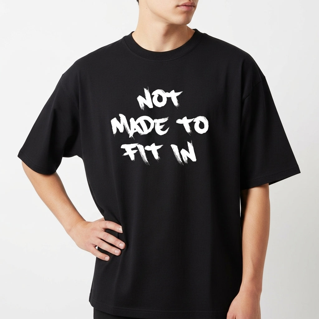 Camiseta com estampa frontal de frase em estilo de letras grandes e arrojadas, transmitindo uma mensagem poderosa.