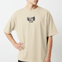 Camiseta com estampa frontal de um par de mãos estilizadas segurando um par de óculos de natação com caracteres kanji logo abaixo.