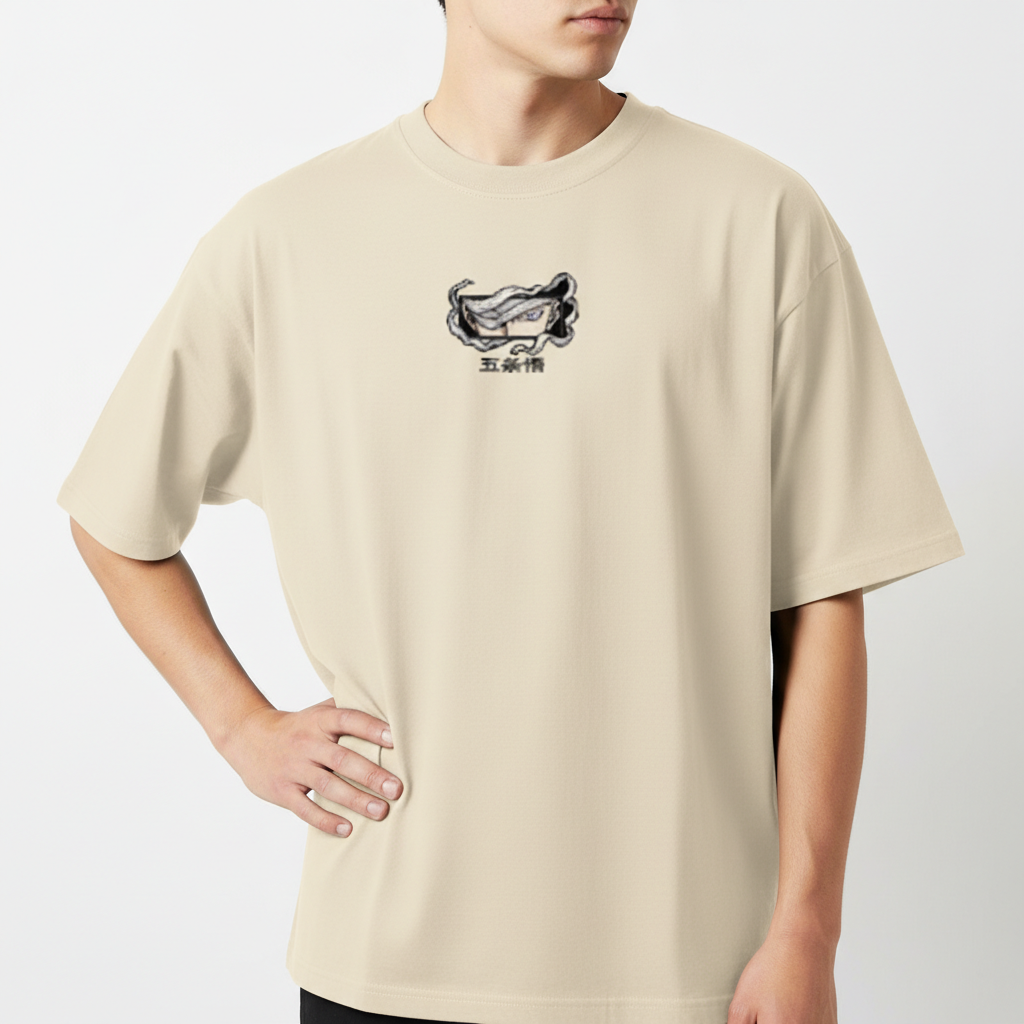 Camiseta com estampa frontal de um par de mãos estilizadas segurando um par de óculos de natação com caracteres kanji logo abaixo.