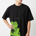 Camiseta com estampa frontal de imagem estilizada em verde de astronauta segurando capacete, com texto pequeno ao lado adicionando detalhe moderno.