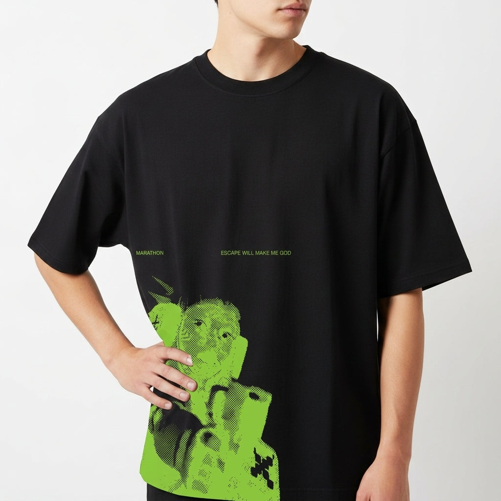 Camiseta com estampa frontal de imagem estilizada em verde de astronauta segurando capacete, com texto pequeno ao lado adicionando detalhe moderno.
