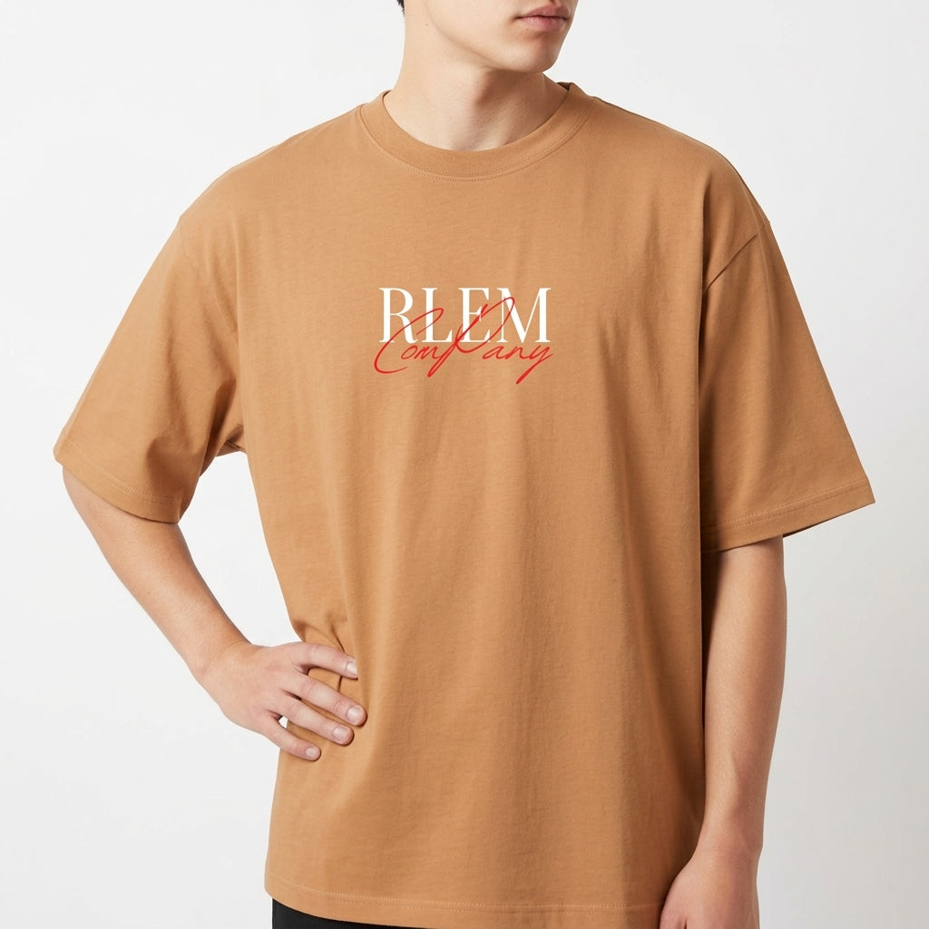 Camiseta com estampa frontal de texto estilizado em branco e vermelho, trazendo duas palavras sobrepostas com tipografias distintas e modernas.