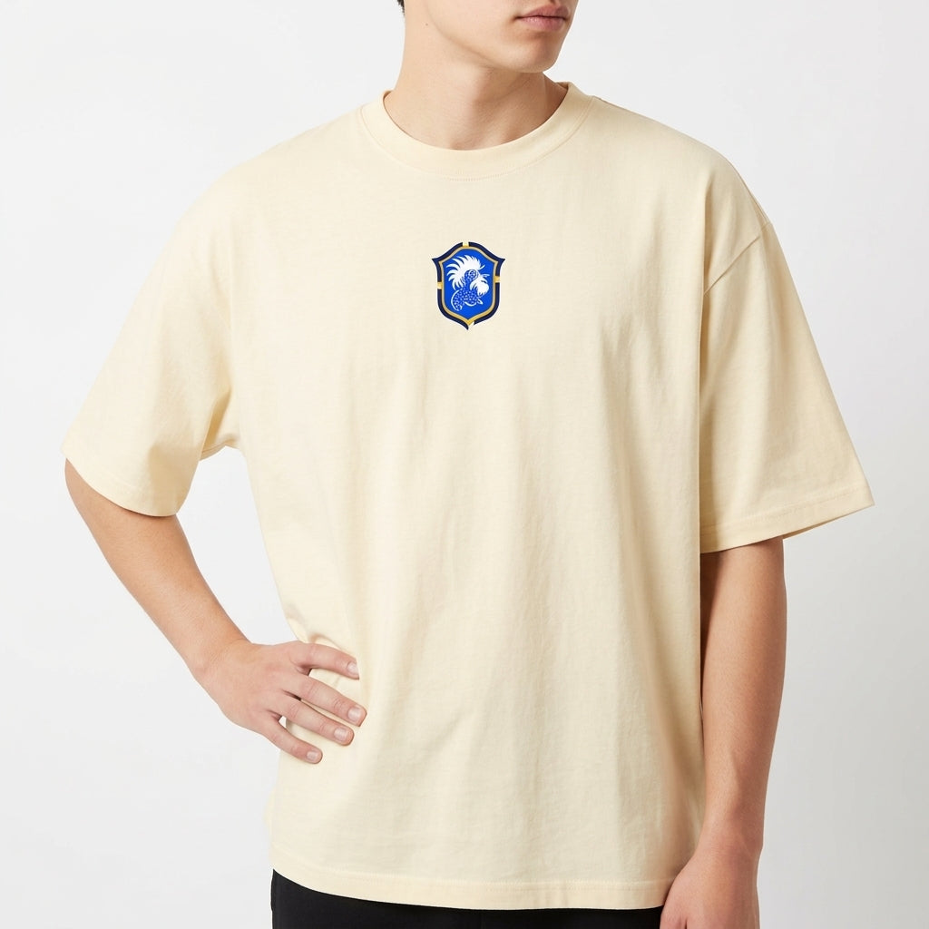 Camiseta com estampa frontal de brasão estilizado e estampa traseira de rosto tribal com "Brasil de Axé" acima e o número "777" em destaque.